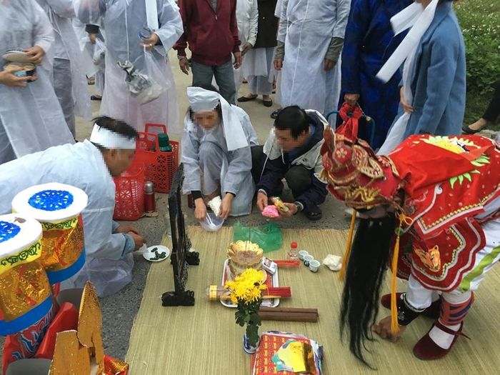 Soạn lễ "Tế đạo trung" trên đường đưa tang.