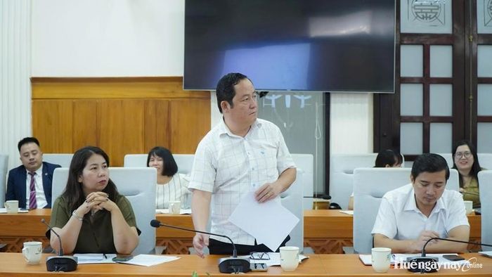 Lãnh đạo phường Thuận An nêu ý kiến tại cuộc họp. 