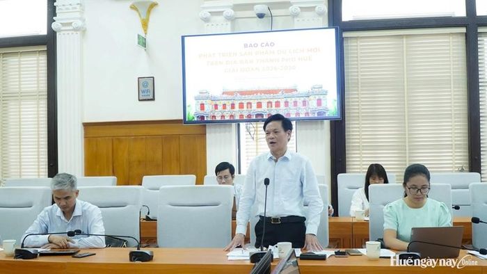 Ông Đinh Mạnh Thắng, Chủ tịch Hiệp hội Du lịch thành phố phát biểu tại cuộc họp. 