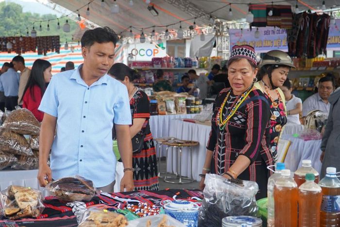 Đông đảo người dân, du khách tham quan, mua sắm tại phiên chợ.