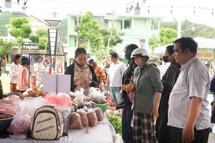 Phiên chợ với khoảng 20 gian hàng trưng bày, giới thiệu nhiều mặt hàng thiết yếu, sản phẩm OCOP và các mặt hàng đặc sản miền núi.