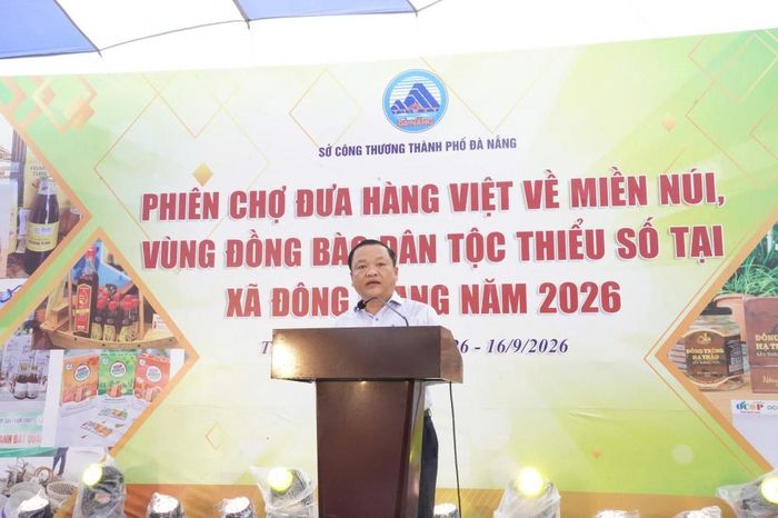 Ông Nguyễn Quang Lâm - Phó Trưởng phòng Quản lý thương mại, Sở Công Thương thành phố Đà Nẵng phát biểu khai mạc phiên chợ.
