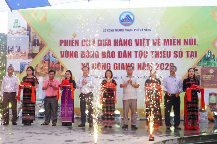 Đại biểu thực hiện nghi thức khai mạc Phiên chợ đưa hàng Việt về miền núi, vùng đồng bào dân tộc thiểu số tại xã Đông Giang năm 2026.
