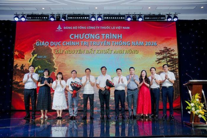Tập thể Lãnh đạo Tổng công ty tặng hoa tri ân Đồng chí Nguyễn Duy Khánh nguyên HĐTV và Đồng chí Châu Tuấn nguyên Phó Tổng Giám đốc