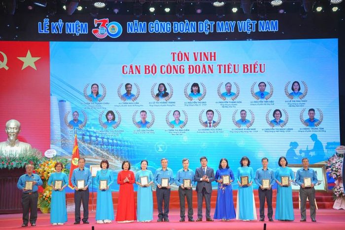 Đồng chí Đỗ Văn Thuần (Đứng thứ 3 từ phải sang trái) được tôn vinh “Cán bộ Công đoàn tiêu biểu”