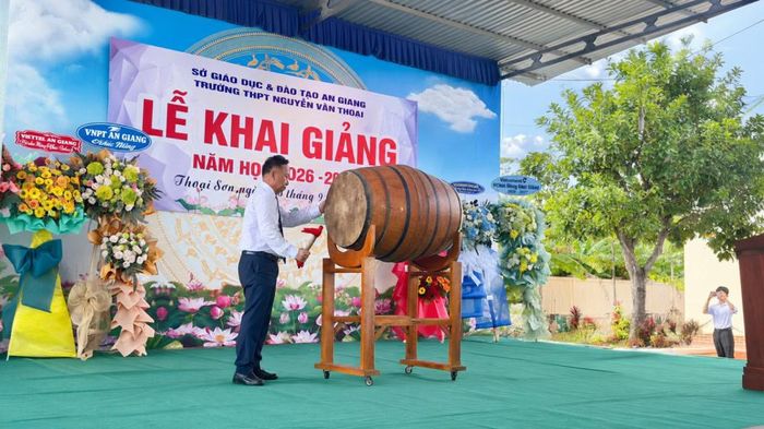 Thầy Phạm Trường Cảnh, Hiệu trưởng Trường THPT Nguyễn Văn Thoại đánh trống khai giảng năm học 2026 - 2027