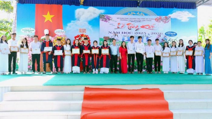 Trường THPT Nguyễn Văn Thoại tuyên dương, khen thưởng học sinh đạt kết quả cao năm học 2025 - 2026
