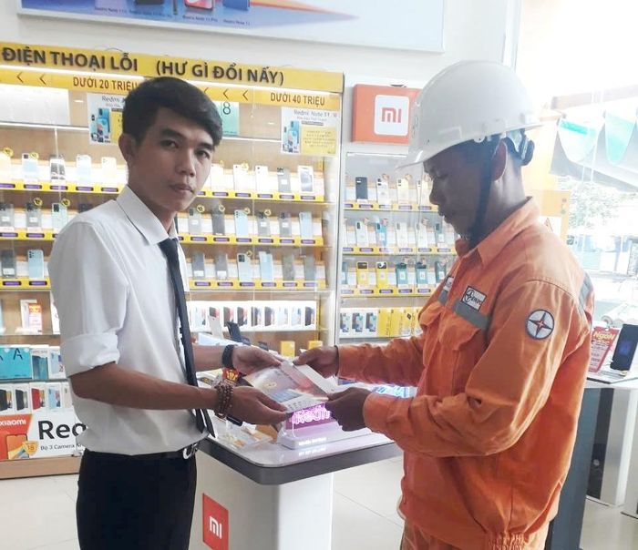 Nhân viên Công ty Điện lực Khánh Hòa tuyên truyền đến khách hàng nhằm nâng cao ý thức chấp hành quy định về điện.