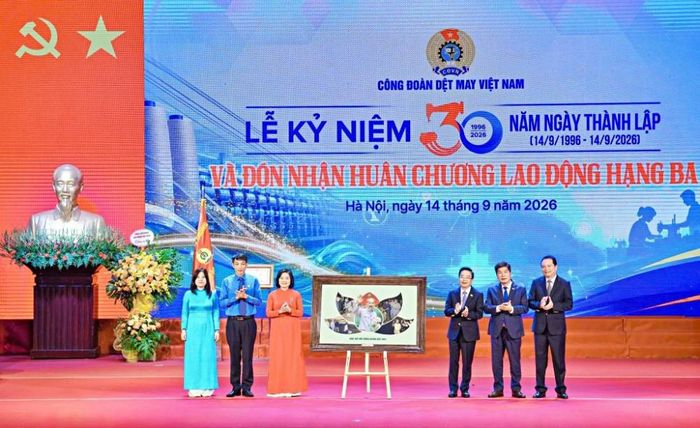 Thường trực Đảng ủy Tập đoàn Dệt May Việt Nam tặng bức tranh “Bác Hồ với công nhân dệt may” cho Công đoàn DMVN