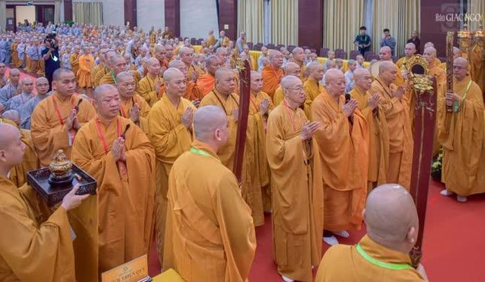 Chư tôn đức thành kính niêm hương tưởng niệm, cầu nguyện Đại giới đàn mang tôn hiệu của ngài được thành tựu viên mãn