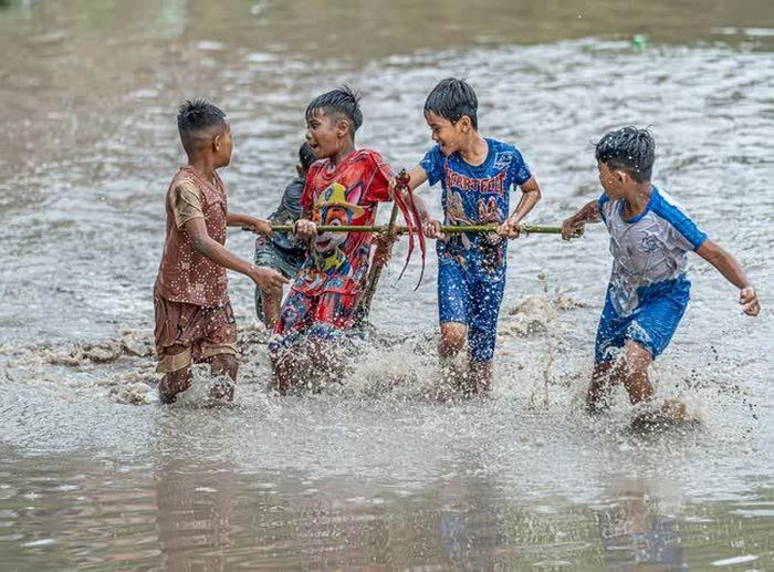 Các em nhỏ nô đùa trên ruộng thêm phần không khí vui tươi của ngày hội cấy mạ