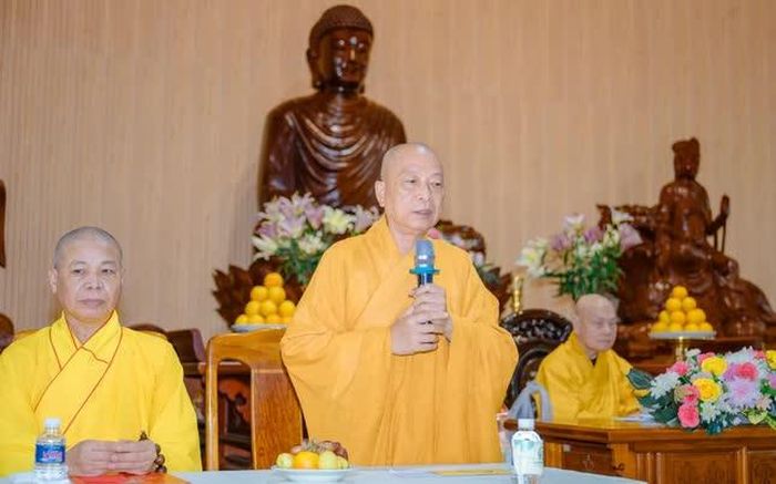 Thượng tọa Thích Huệ Khai phát biểu tại buổi lễ 