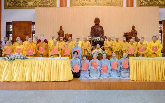 Tập thể Ban Hoằng pháp - Hướng dẫn Phật tử TP.Đồng Nai chụp ảnh lưu niệm cùng Trưởng lão Hòa thượng Chủ tịch Hội đồng Trị sự và Ban Thường trực Ban Trị sự GHPGVN TP.Đồng Nai 