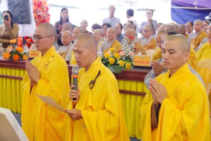 Đại đức Thích Thông Niệm dâng lời phát nguyện