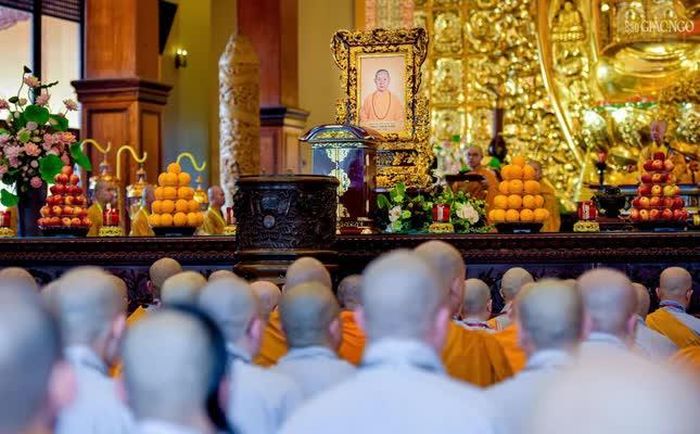 Một lòng hướng về Đức Pháp chủ, vị lãnh đạo tối cao của giáo hội về Đạo pháp và giới luật để thính pháp