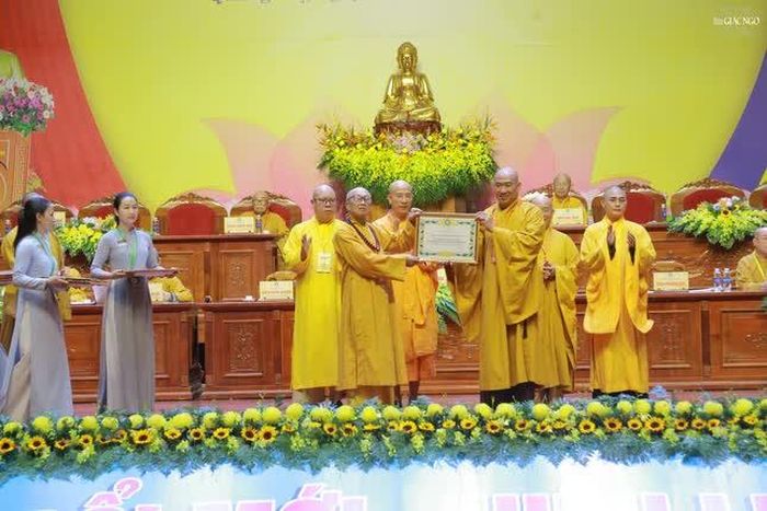 Trung ương Giáo hội trao Bằng tuyên dương công đức đến Hòa thượng Thích Tánh Nhiếp