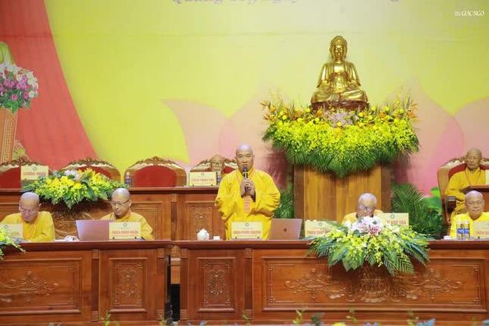 Thượng tọa Thích Phước Nguyên lấy ý kiến biểu quyết thông qua nhân sự dự kiến tham gia Ban Trị sự GHPGVN tỉnh Quảng Trị nhiệm kỳ 2026-2031