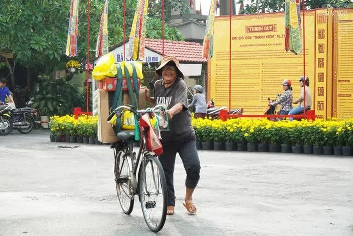 500 phần quà được gửi đến tận tay bà con tại 3 phường: Xuân Hòa, Nhiêu Lộc và Bàn Cờ