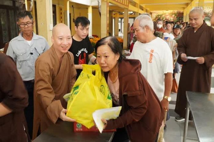 Mỗi phần quà gồm có bì thư 300 nghìn đồng và nhu yếu phẩm