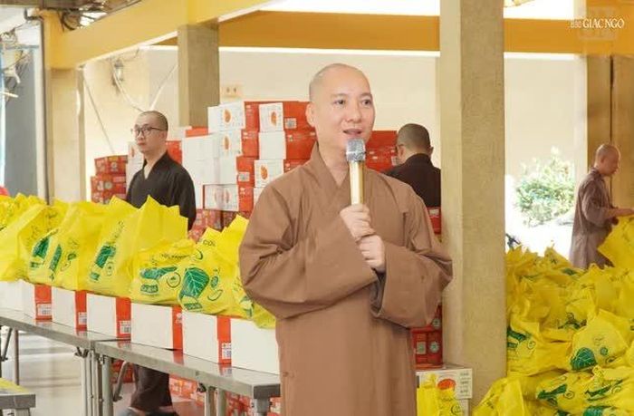 Thượng tọa Thích Nguyên Các phát biểu thăm hỏi đến bà con