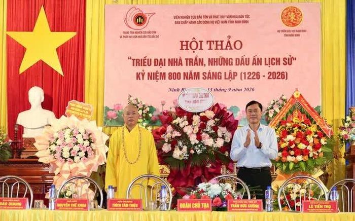 Lãnh đạo Sở Văn hóa và Thể thao tỉnh Ninh Bình tặng hoa chúc mừng hội thảo