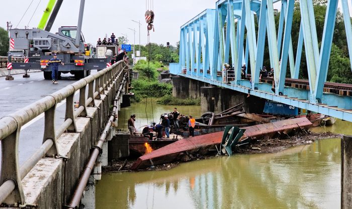 Việc giải cứu gặp không ít khó khăn do trời mưa và chiếc sà lan đang bị mắc kẹt tải trọng lớn; đồng thời công tác giải cứu được tiến hành cẩn trọng để không ảnh hưởng đến an toàn công trình cầu đường bộ và đường sắt Mỹ Chánh.