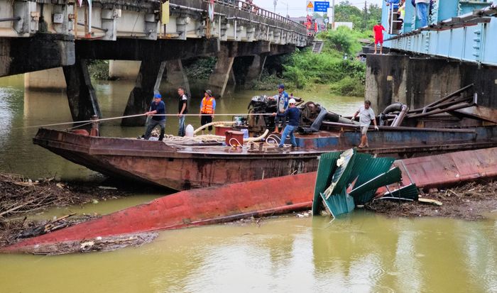 Chiếc sà lan còn nổi, việc kéo sà lan về hạ lưu cũng thuận lợi hơn so với dự kiến. Lực lượng Cảnh sát đường thủy sử dụng ca nô kéo dây từ sà lan xuống tàu kéo của Đoạn Quản lý đường thủy nội địa Quảng Trị đang chờ ở hạ lưu cầu.