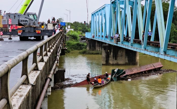 Ngay sau đó, đơn vị trục vớt cùng lực lượng chức năng tiếp tục tiến hành trục vớt chiếc sà lan còn lại đang bị lật nghiêng nằm xa các trụ cầu. Tuy nhiên, trời mưa và tối nên công tác giải cứu chiếc sà lan này tạm dừng, dự kiến sẽ sớm hoàn thành trục vớt vào ngày 15/9.