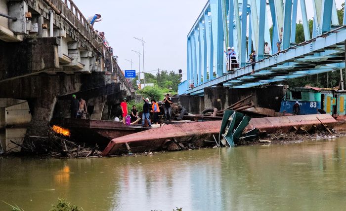 Nước lũ đã rút xuống, để giải cứu được chiếc sà lan này, lực lượng chức năng cùng đơn vị trục vớt đã tiến hành bơm hút nước trong sà lan, cắt lỗ phía phía mũi sà lan, luồn cáp và sử dụng cần cẩu 55 tấn nâng mũi sà lan đưa ra khỏi vị trí mắc kẹt.