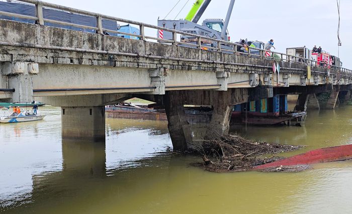 Tàu kéo của Đoạn Quản lý đường thủy nội địa Quảng Trị kéo sà lan vừa được giải cứu khỏi vị trí mắc kẹt di chuyển qua khỏi hạ lưu cầu Mỹ Chánh.