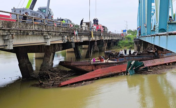 Khoảng 16h30 ngày 14/9, chiếc sà lan đang bị mắc kẹt được xe cẩu nâng lên và đưa ra khỏi vị trí mắc kẹt trong niềm vui của những người dõi theo diễn biến giải cứu tại hiện trường.