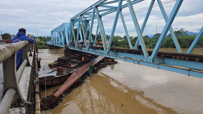 Đến khoảng 18h ngày 13/9, chiếc sà lan nhỏ còn nổi phía thượng lưu cầu đường sắt Mỹ Chánh đã được cắt dây và trôi khỏi vị trí mắc kẹt…