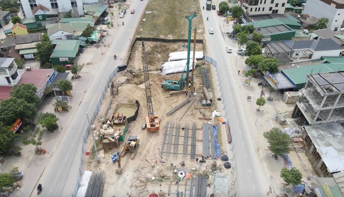 Các nhà thầu đang tập trung thi công cọc khoan nhồi đối với hạng mục cầu vượt ở đầu tuyến.