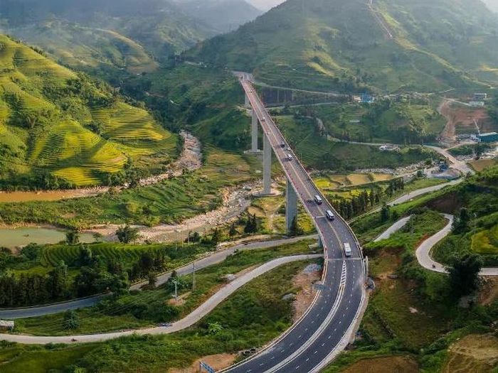 Tuyến cao tốc Vinh - Thanh Thủy được thiết kế với 4 làn xe. Riêng các đoạn cầu, hầm, tuyến chính đắp cao sẽ được thi công hoàn thiện với quy mô 6 làn xe. (Ảnh minh họa AI).