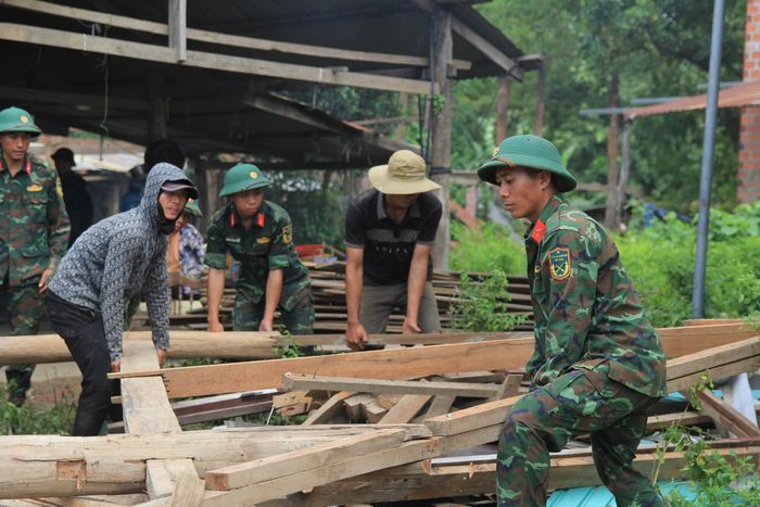 Ngoài việc tháo dỡ những căn nhà cũ, lực lượng quân đội còn hỗ trợ thay thế những phần gỗ hư hỏng để căn nhà mới được vững chãi, an toàn. 