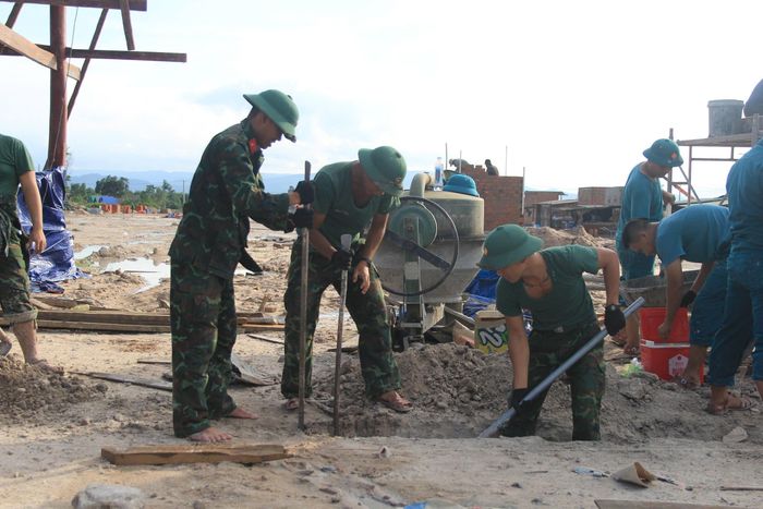 Lực lượng quân đội được chia thành 2 nhóm, tháo dỡ, sửa chữa nhà cũ và đào móng, dựng nhà mới, xây dựng công trình phụ, cổng, ngõ, hàng rào tại khu tái định cư. Quân đội cũng huy động xe cẩu, xe tải phục vụ việc tháo dỡ, vận chuyển.