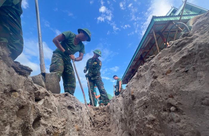 Đào móng, đổ bê tông làm nền nhà sau đó cùng người dân di chuyển những căn nhà mới đến dựng lại. 
