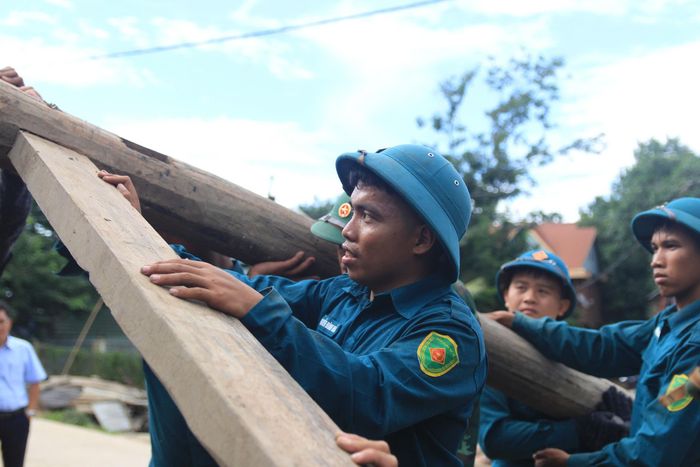 Nhờ có lực lượng bộ đội, dân quân mà bà con đỡ tốn kinh phí tháo dỡ, công việc diễn ra nhanh chóng khẩn trương. 