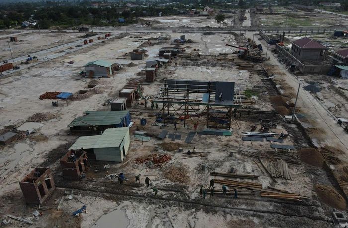 Hiện nay, có 32/55 căn nhà mới đã được dựng. Đối với 152 hộ di dời nhà cũ, Gần 50 căn đã được tháo dỡ, chờ vận chuyển lên nơi ở mới.