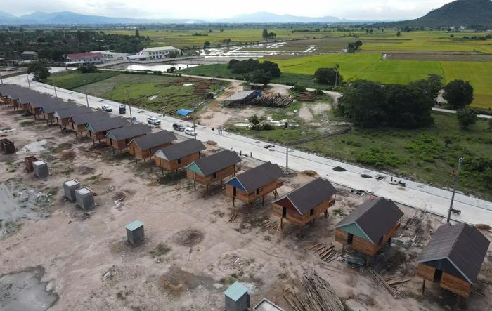 Để đảm bảo an toàn, tỉnh Gia Lai đã quyết định dời 207 hộ dân này đến vị trí cách làng cũ khoảng 5km xây dựng dự án khu dân cư với quy mô gần 22ha nhằm ổn định cuộc sống. 