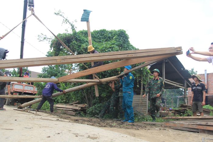 Để đảm bảo tiến độ di dời đến nơi ở mới trước mùa lũ 2026, Bộ Chỉ huy Quân sự tỉnh Gia Lai đã cử trên 200 cán bộ, chiến sĩ đến Bôn Jứ cùng ăn, cùng ở để hỗ trợ người dân an cư ở địa điểm mới.
