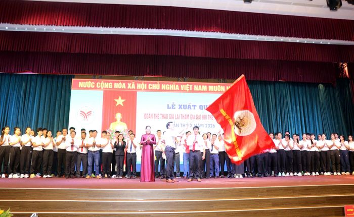 Các đại biểu thực hiện nghi thức Lễ xuất quân Đoàn Thể thao tỉnh Gia Lai tham gia Đại hội Thể thao toàn quốc lần thứ X năm 2026.