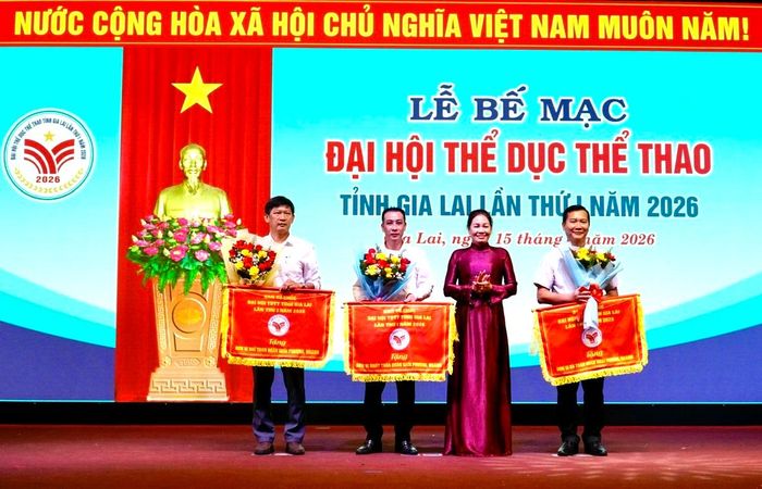 Ban tổ chức tặng cờ Nhất, Nhì, Ba toàn đoàn khối các phường, ngành và Cờ Nhất, Nhì, Ba toàn đoàn khối các xã.