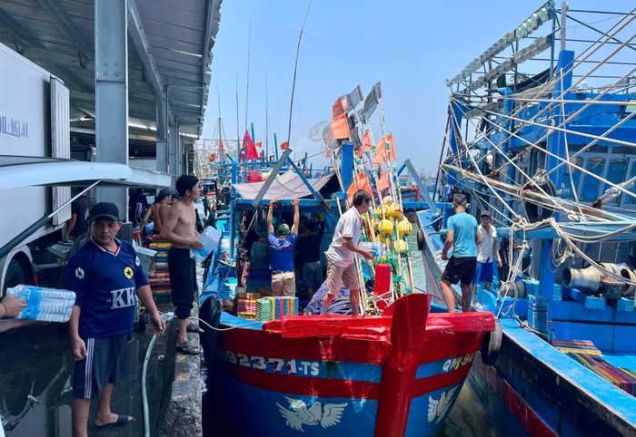 Tàu cá neo đậu, tiếp nhận nhu yếu phẩm tại Cảng cá Hòn Rớ, phường Nam Nha Trang trước khi vươn khơi.