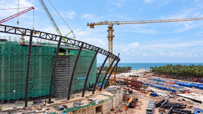 Hiện đã có 30 trong tổng số có 50 trụ cột thép được lắp dựng xung quanh mặt ngoài Nhà hát APEC.