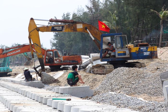 Đại diện Công ty TNHH Thanh Tiến cho biết, đến sáng nay đơn vị huy động 12 máy đào cùng hàng chục nhân công chia 2 mũi thi công để hợp long các đoạn kè.
