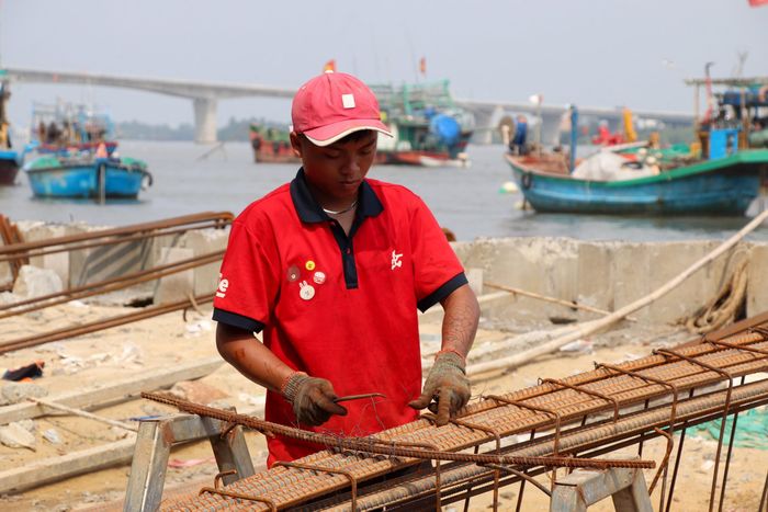 Ông Thủy cho hay, nhà thầu thi công đồng loạt triển khai thi công các hạng mục đóng cừ dự ứng lực SW, đóng Cừ Larsen, đúc và đóng cọc neo, thi công bê tông dầm giằng, thi công rọ đá trong bờ và phía sông và tập kết vật liệu đến công trường cơ bản đáp ứng khối lượng thi công.