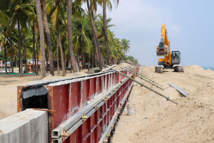 Tại công trình khẩn cấp khắc phục xói lở bờ biển Hội An, sáng 15/9 cũng có hàng chục công nhân và máy móc được tập kết, thực hiện tuyến kè theo đúng tiến độ đưa ra.