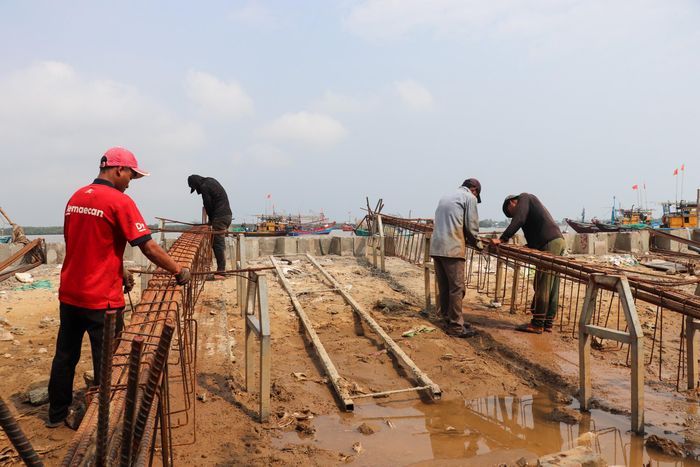 Tuyến kè sẽ cơ bản bám theo đường đỉnh kè hiện trạng, được phân thành 2 đoạn với tổng chiều dài dự kiến gần 1,5km. Công việc được diễn ra liên tục và chia làm 3 ca để đáp ứng theo Lệnh khẩn cấp của UBND TP Đà Nẵng.