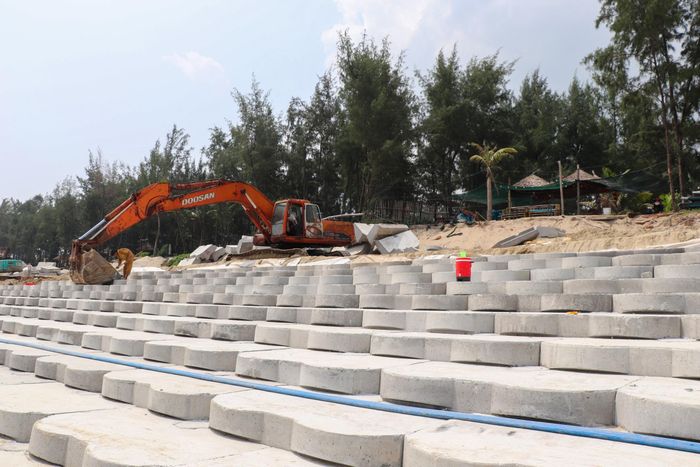 Nhiều ngày qua, do sóng lớn và mưa to khiến việc thi công gặp nhiều khó khăn. Hiện tiến độ công trình khẩn cấp khắc phục xói lở bờ biển Hội An đạt khoảng 90% theo yêu cầu.